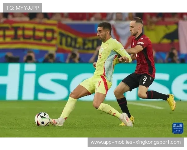 费兰托雷斯在狭小空间内灵活制造机会,展现足球场上的非凡智慧